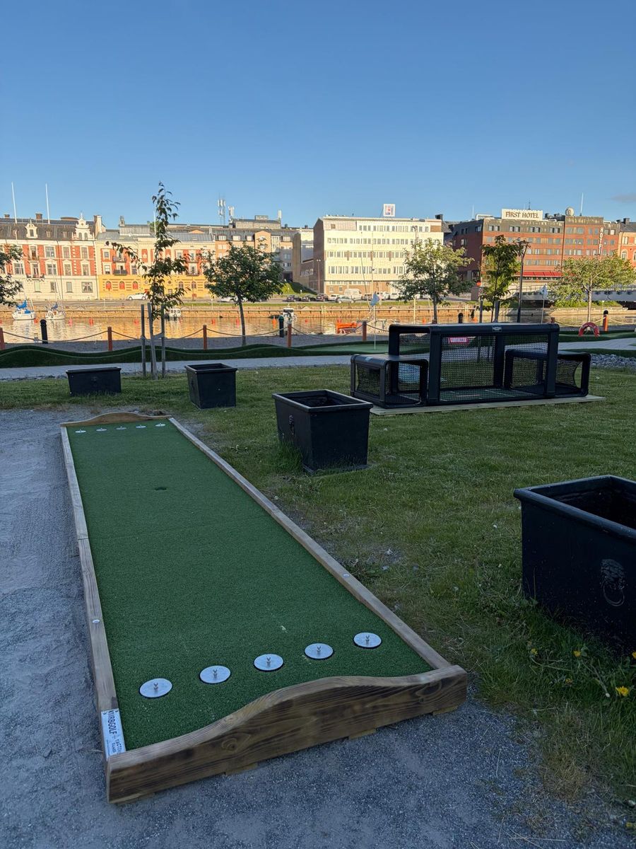 Kubbgolfbana installerad vid hamnen