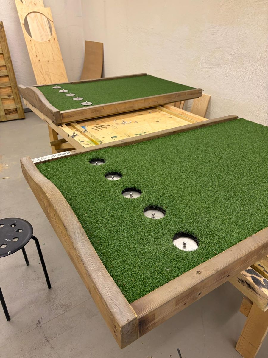 Kubbgolfbanor under tillverkning i verkstaden