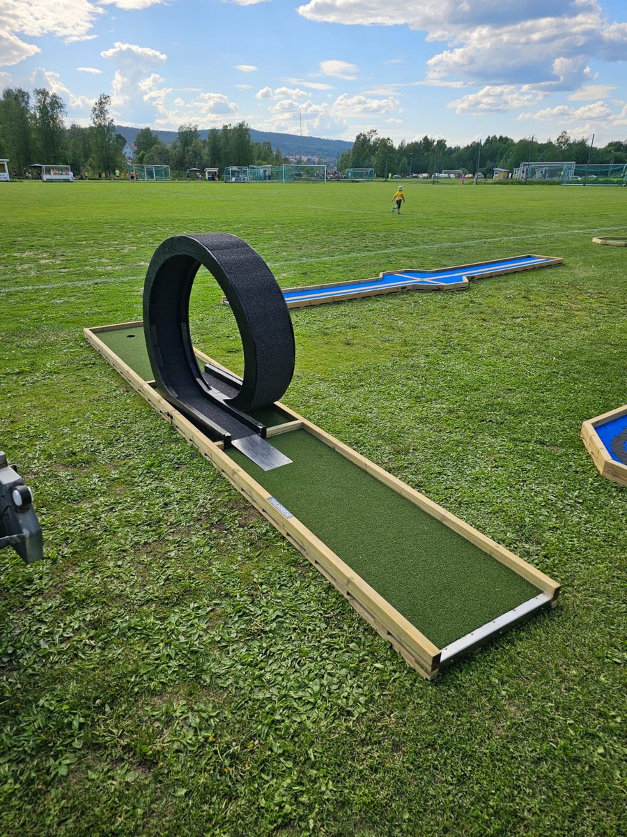 Minigolfbana med loop-hinder
