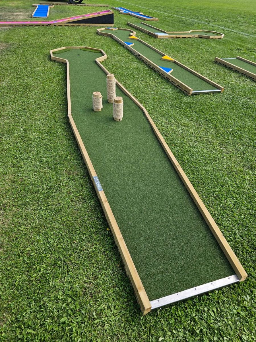 Minigolfbana med stolphinder