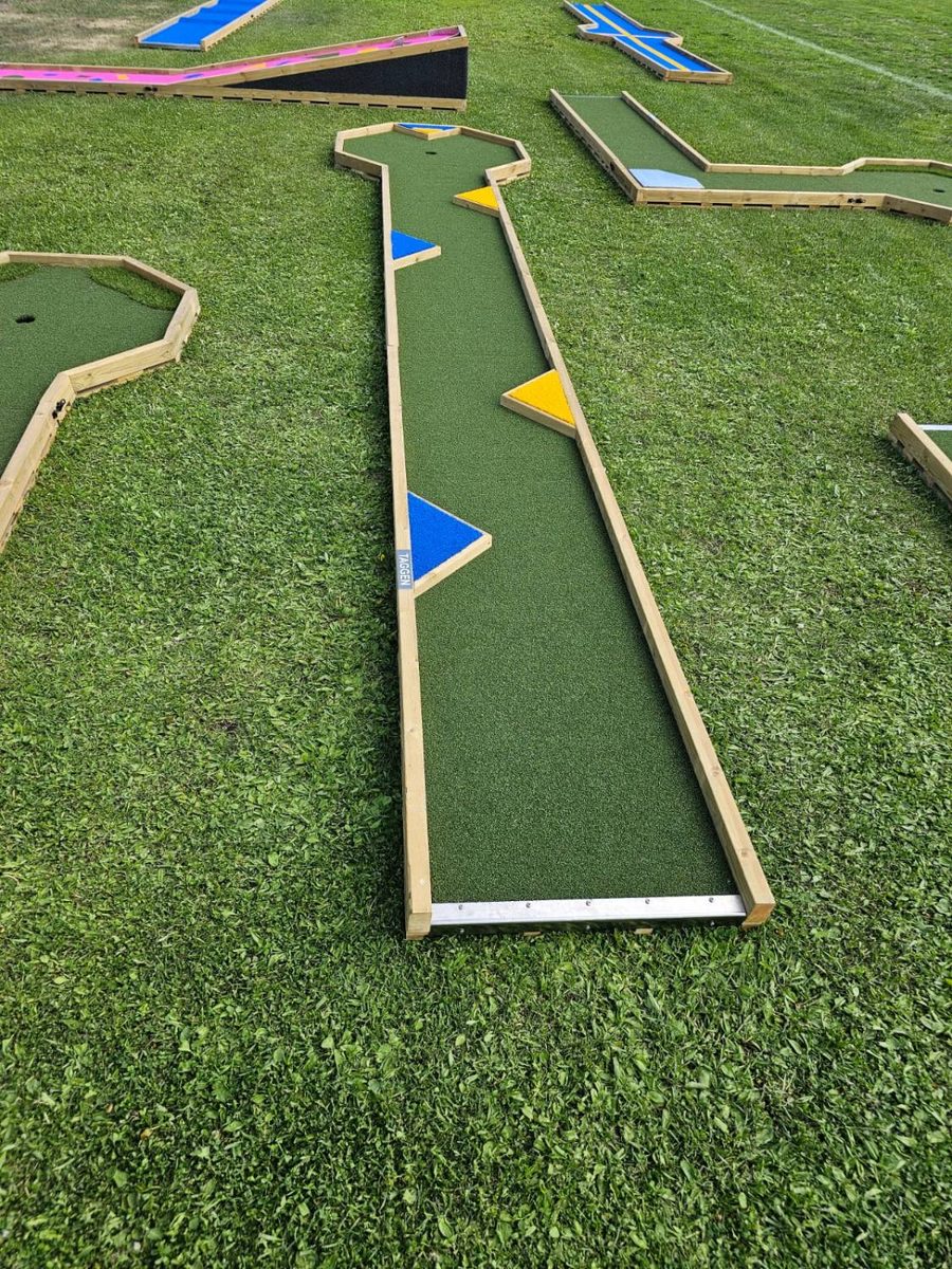 Översiktsbild över flera sammankopplade minigolfbanor