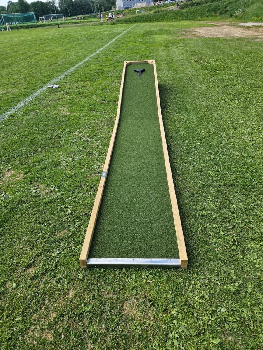 Minigolfbana med T-format hinder