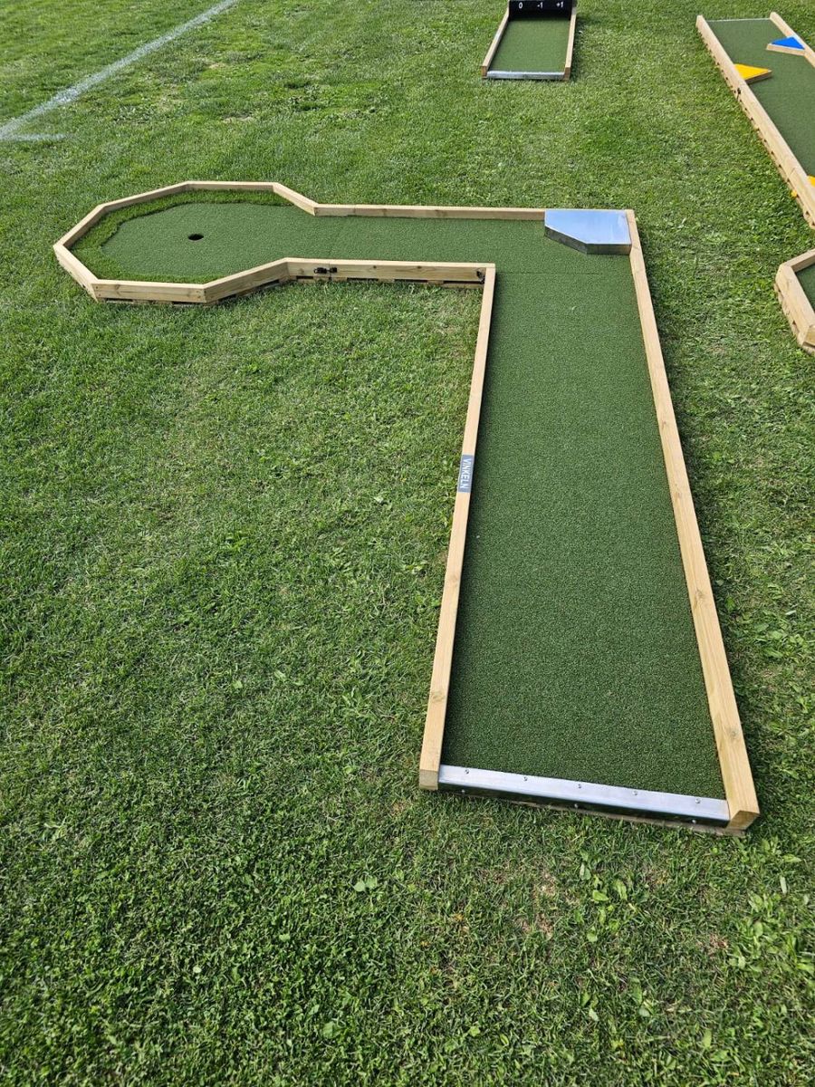 Minigolfbana med vinklad bana och hål