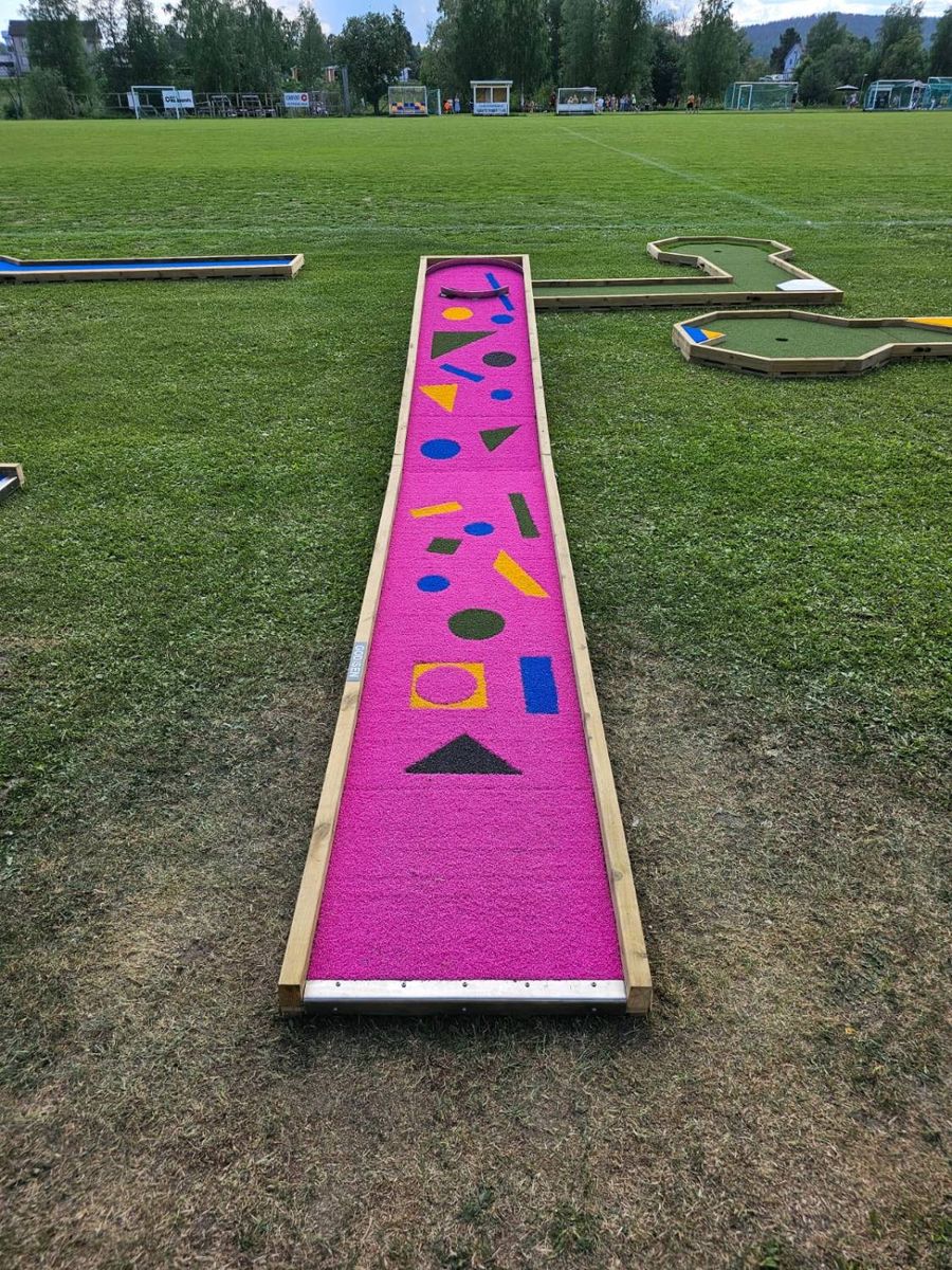 Minigolfbana med färgglatt mönster