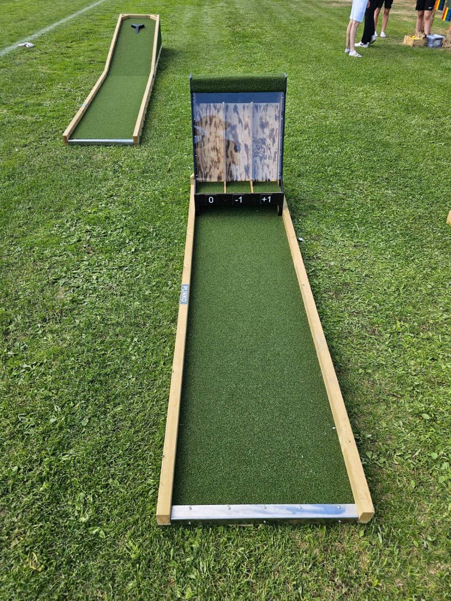 Minigolfbana med Plinko-hinder